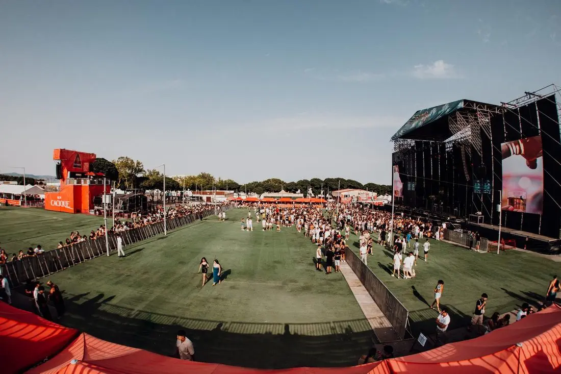 Césped artificial instalado en un festival con público y escenario