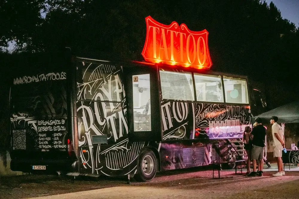 Food truck con neones sirviendo en un festival