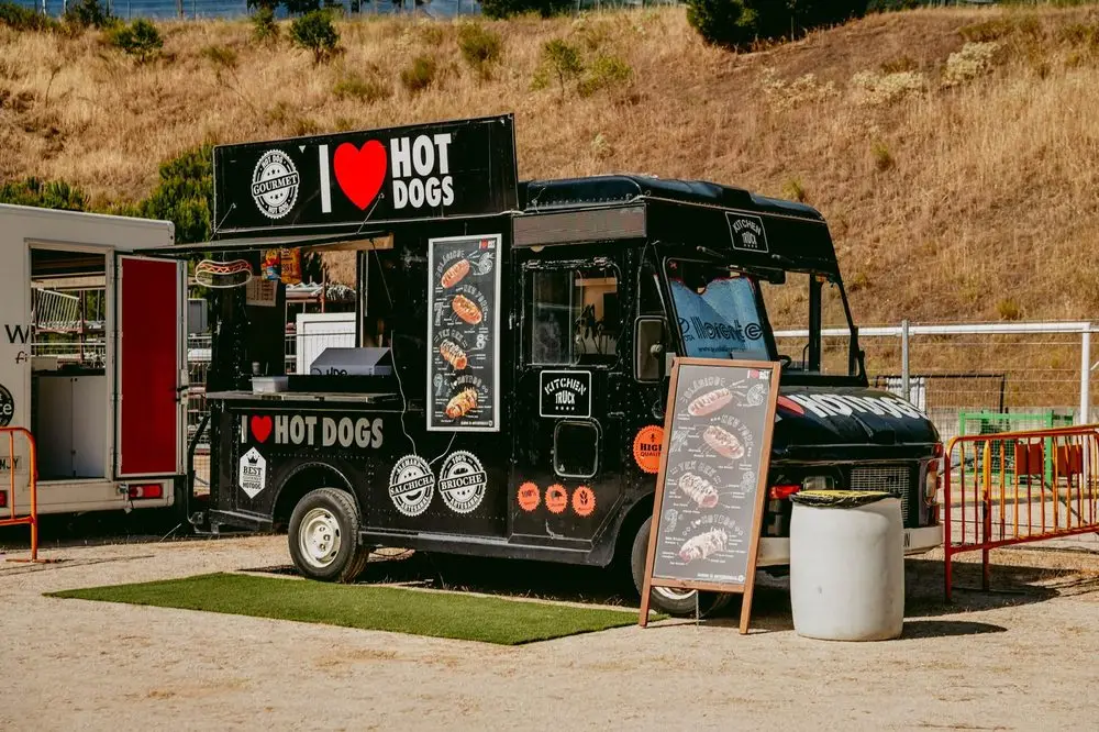 Food truck de perritos calientes en un evento